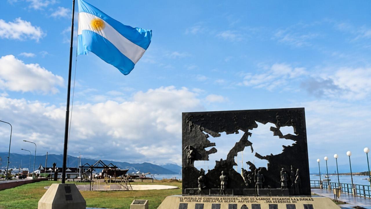 El viaje del Papa y el Presupuesto traban la ley de Malvinas: el oficialismo busca dictamen el martes