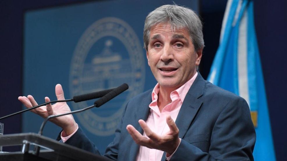 El ministro de Economía, Luis Caputo, en conferencia de prensa